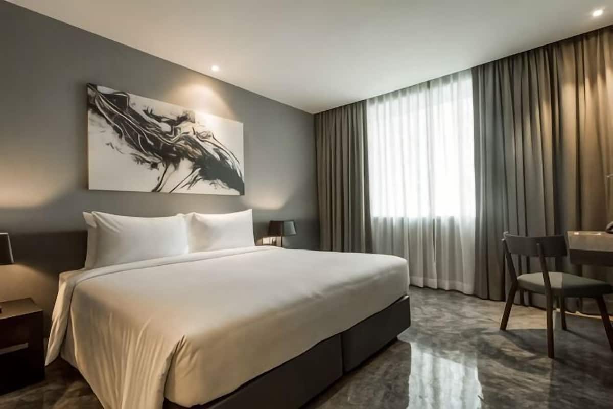 Minibar, brankas, tirai kedap cahaya, dan kedap suara