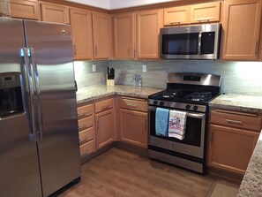 Refrigerador, microondas, horno y parrilla de estufa 