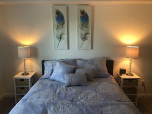 2 habitaciones, caja de seguridad en la habitación y escritorio 