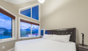 2 bedrooms, iron/ironing board, WiFi, bed sheets - Vaulted Ceiling 2 Bedroom in Prime Location (Canmore)