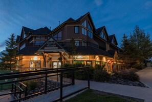 Exterior - Vaulted Ceiling 2 Bedroom in Prime Location (Canmore)