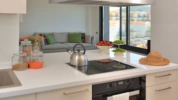 Dupleks Keluarga | Dapur kecil pribadi | Lemari es besar, microwave, oven, dan kompor