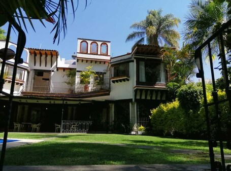 Beautiful, unique & spacious Villa perfect for your Cuernavaca holiday. 