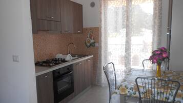 KĂŒhlschrank, Ofen, Herdplatte, Wasserkocher mit Kaffee-/Teezubehör