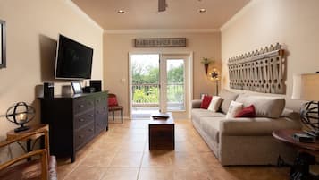 Condo, 3 Bedrooms | Ruang tamu | TV, pemain DVD, perkhidmatan penstriman