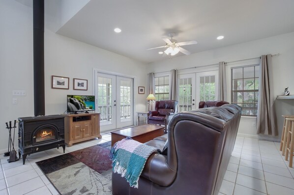 Casa, 3 habitaciones | Área de sala de estar | Televisión y reproductor de DVD 