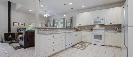 Casa, 3 habitaciones | Cocina privada | Refrigerador con congelador, microondas, horno y parrilla de estufa