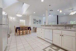 Casa, 3 habitaciones | Cocina privada | Refrigerador con congelador, microondas, horno y parrilla de estufa 