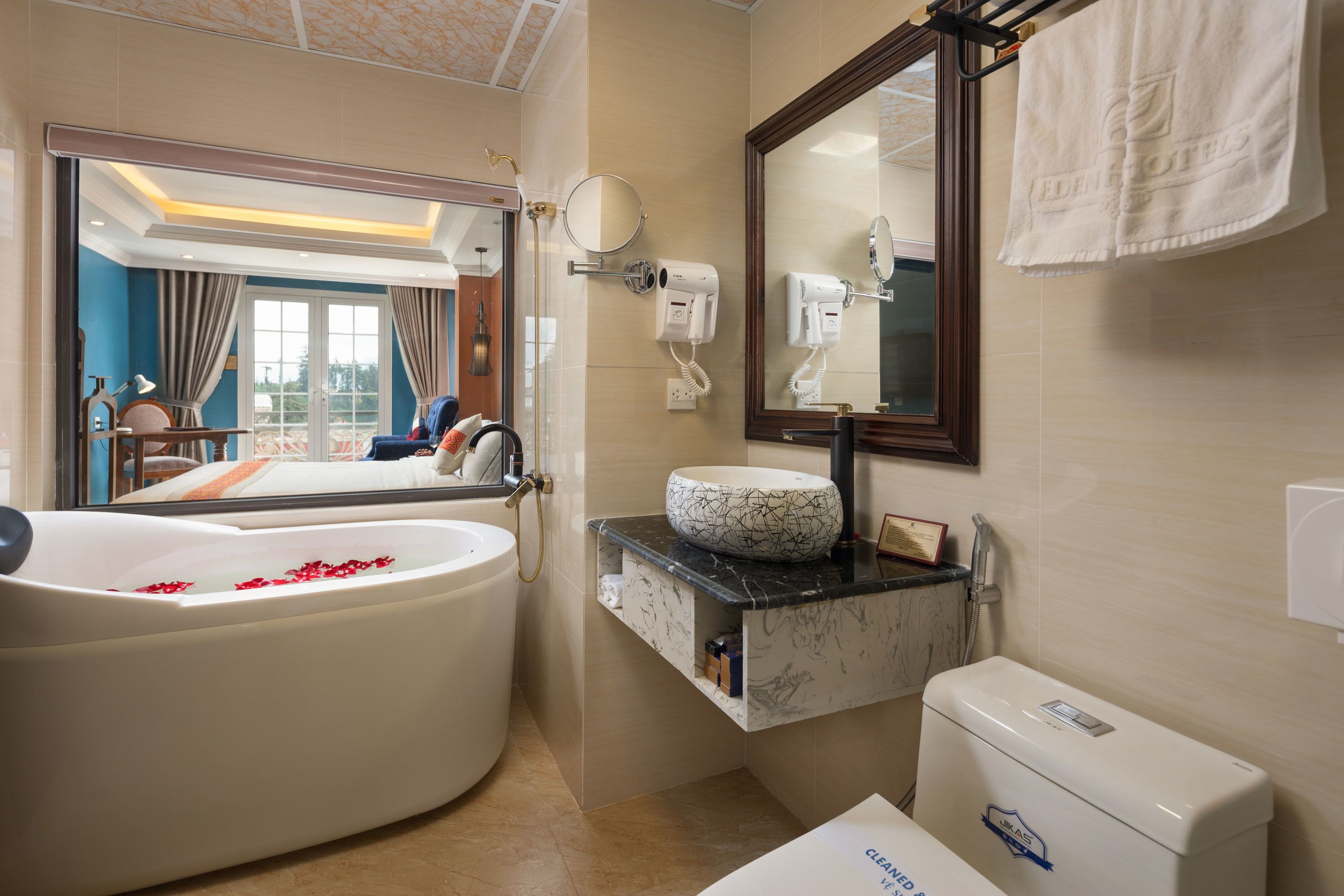 junior suite | bathroom | separate bathtub and shower, rainfall showerhead, free toiletries