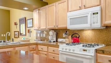 Kondominium, 2 kamar tidur | Dapur pribadi | Microwave, oven, mesin pencuci piring, dan mesin pembuat kopi/teh