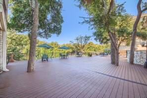 Condo, 2 Bedrooms | Property grounds
