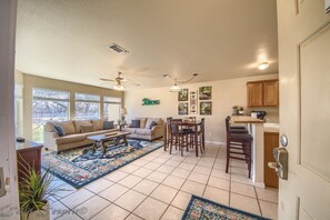 Condo, 2 Bedrooms | Living room