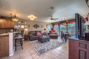 Huoneisto, 2 makuuhuonetta | Oleskelualue | Älytelevisio