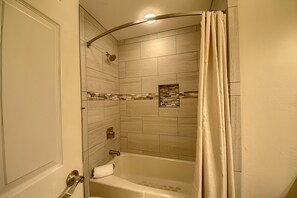 Condo, 3 chambres | Salle de bain | Ensemble baignoire-douche, serviettes fournies