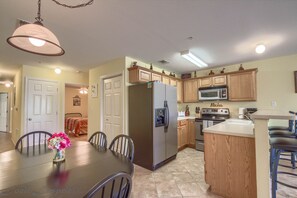 Condo, 2 Bedrooms | Dining