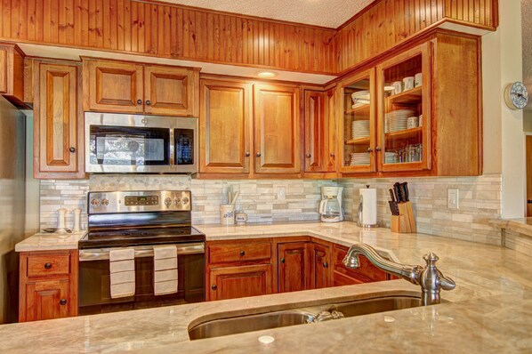 House, 4 Bedrooms | Private kitchen | Full-size fridge, microwave, oven, stovetop
