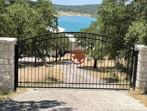 House, 4 Bedrooms | Property grounds