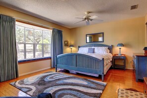 3 bedrooms, iron/ironing board, free WiFi, bed sheets - Blue Diamond Retreat by RedAwning (Canyon Lake)