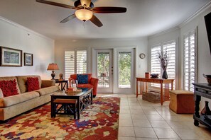 คอนโด, 2 ห้องนอน | บริเวณนั่งเล่น | สมาร์ททีวี