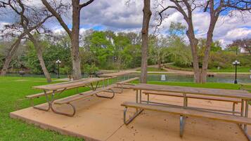 Condo, 1 Bedroom | BBQ/picnic Area