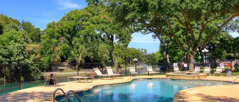 Kondominium, 2 kamar tidur | Kolam renang outdoor | Kolam renang outdoor, dengan kursi berjemur