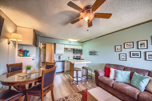 Condo, 2 Bedrooms | Living room