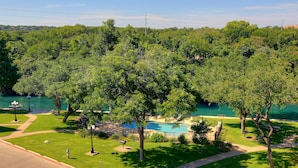 Un parc doté d’une piscine, de sentiers et d’arbres.
