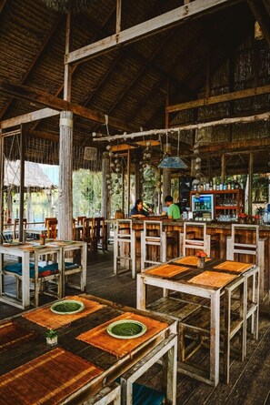 Se sirven desayunos, comidas, cenas y cocina internacional
