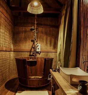 Een douche, gratis toiletartikelen, een haardroger, badjassen