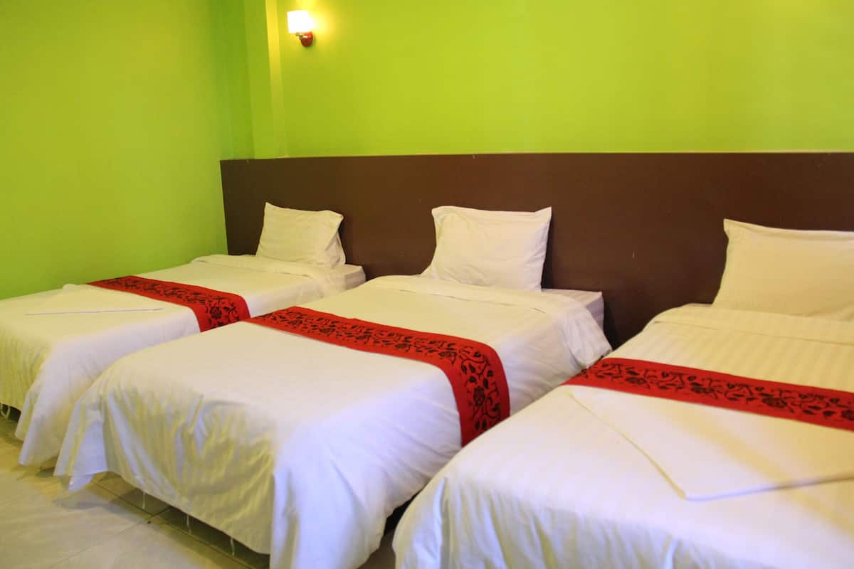 Triple Room | Minibar, desk, free WiFi