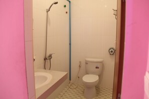 Shower, towels - Kim Guesthouse (Phnom Penh)