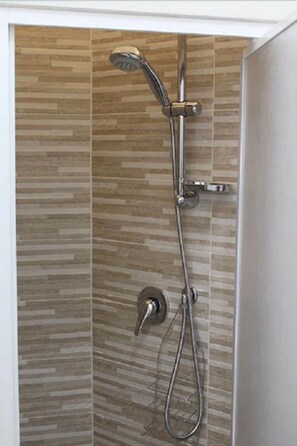 Habitación doble (Crete) | Baño | Ducha, artículos de higiene personal gratuitos y secador de pelo