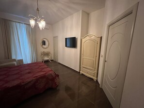 Chambre quadruple luxueuse | Literie de qualité, bureau, rideaux d’obscurcissement