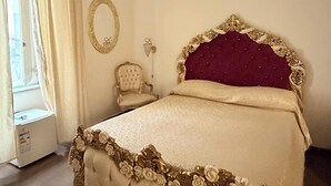 غرفة كلاسيكية | أغطية فراش متميزة ومكتب وستائر تعتيم وتجهيزات عازلة للصوت