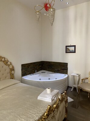 Room, Jetted Tub (King) | Premium bedding, desk, blackout drapes, soundproofing - Guesthouse Maria Francesca (Naples)