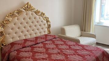 Quadrupla Luxury | Biancheria da letto di alta qualità, una scrivania, tende oscuranti