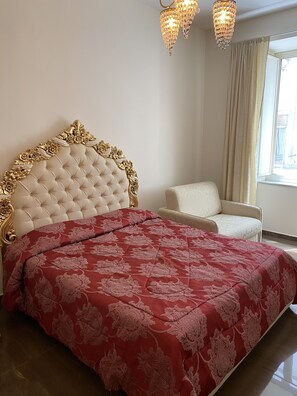 Premium bedding, desk, blackout curtains, soundproofing - Guesthouse Maria Francesca (Naples)