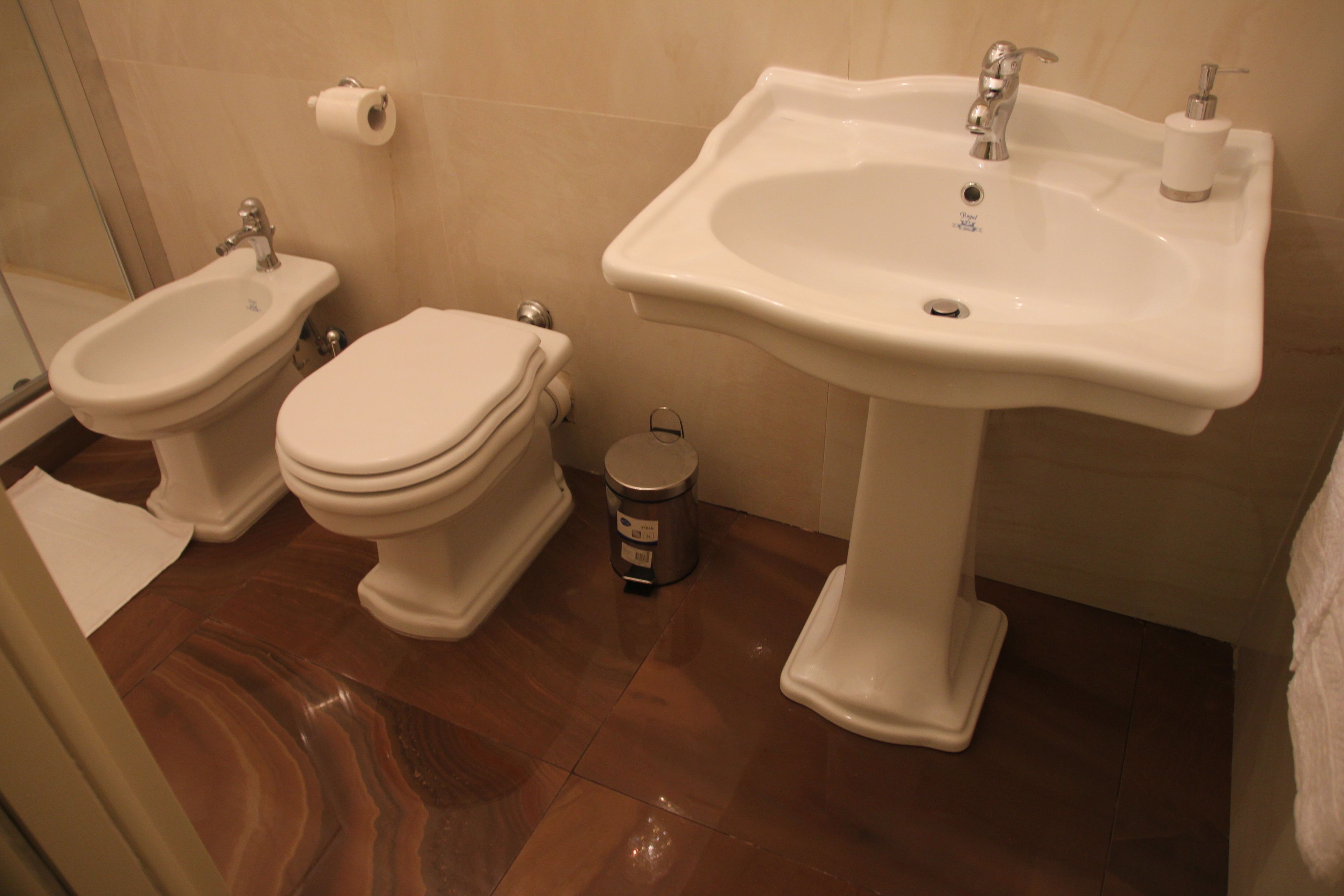 Kamar Quadruple Mewah | Kamar mandi | Pengering rambut, kloset,  dan handuk