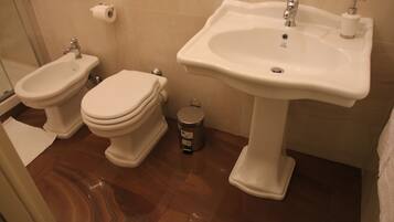 Kamar Quadruple Mewah | Kamar mandi | Pengering rambut, kloset, dan handuk