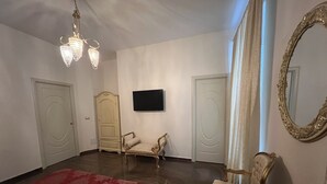 أغطية فراش متميزة ومكتب وستائر تعتيم وتجهيزات عازلة للصوت
