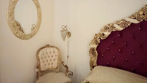 أغطية فراش متميزة ومكتب وستائر تعتيم وتجهيزات عازلة للصوت