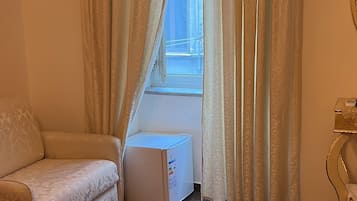 Habitación cuádruple de lujo | Ropa de cama de alta calidad, escritorio y cortinas blackout