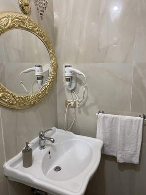 Luxury Quadruple Room | Bathroom | Hair dryer, bidet, towels - Guesthouse Maria Francesca (Naples)