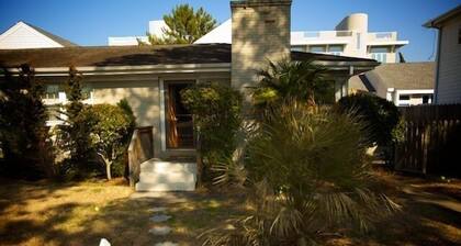 Cozy, Dog-friendly Duplex At The North End Short Walk To The Beach!