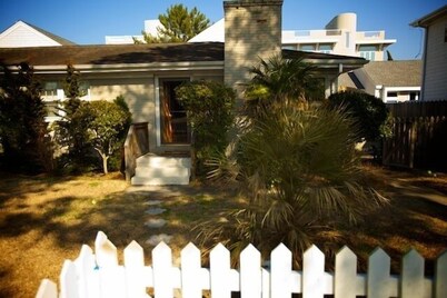 Cozy, Dog-friendly Duplex At The North End Short Walk To The Beach!