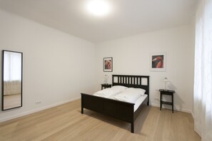 Escritorio, tabla de planchar con plancha y cunas gratuitas 