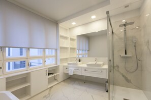 Artículos de tocador gratuitos, secador de pelo, toallas