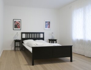 Apartamento de lujo, 2 habitaciones, cocina | Escritorio, tabla de planchar con plancha, cunas gratuitas