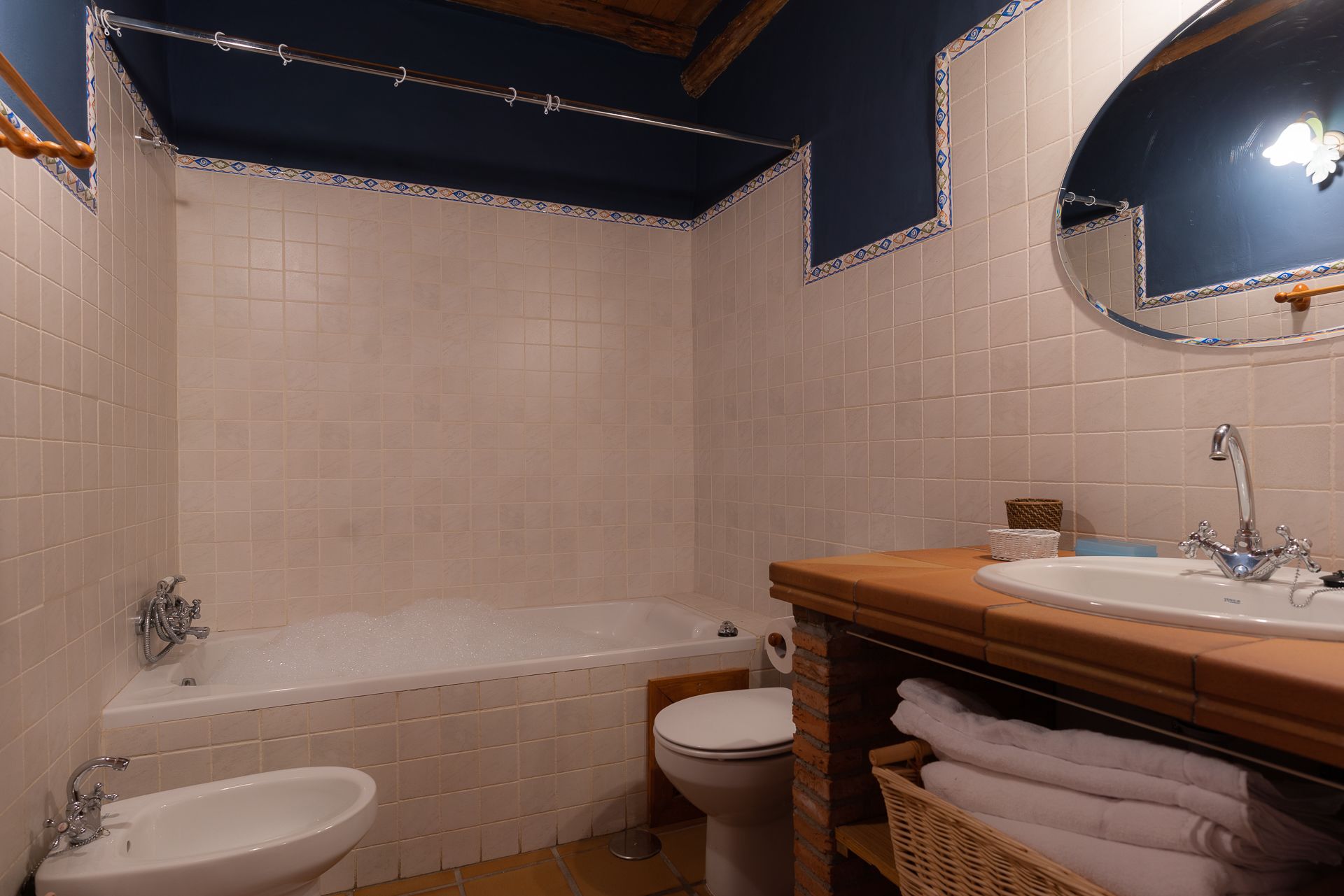 Un baño con bañera, inodoro y lavabo.