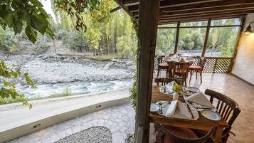 Breakfast, lunch, dinner served; local and international cuisine